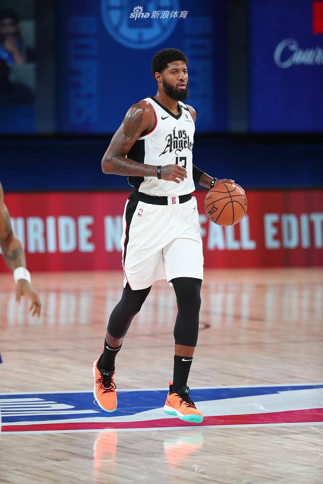 操场上风很 操场上风很